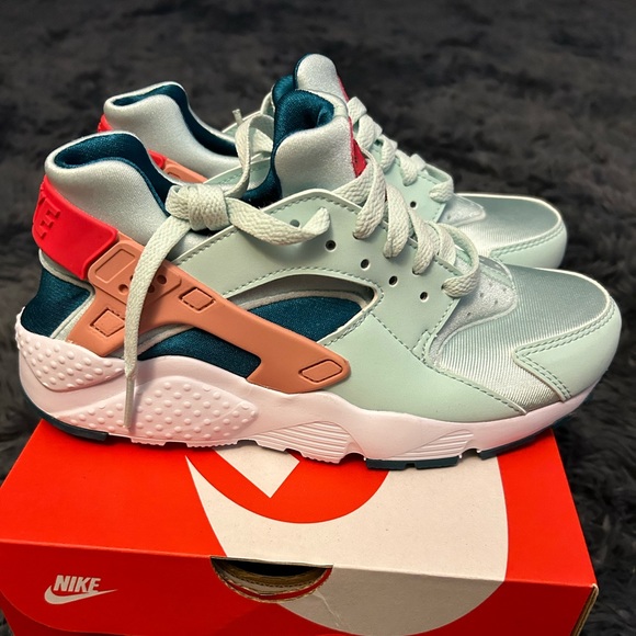 Selling Nike shoes purchased for Christmas but were too small when arrived. - Picture 4 of 5